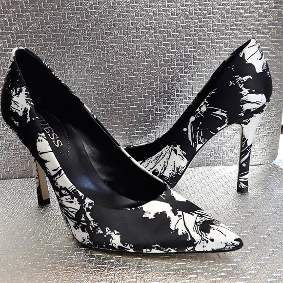 💥GUESS Black/White "GWELOY2" Heel | Size 8.5💥 - Picture 1 of 7